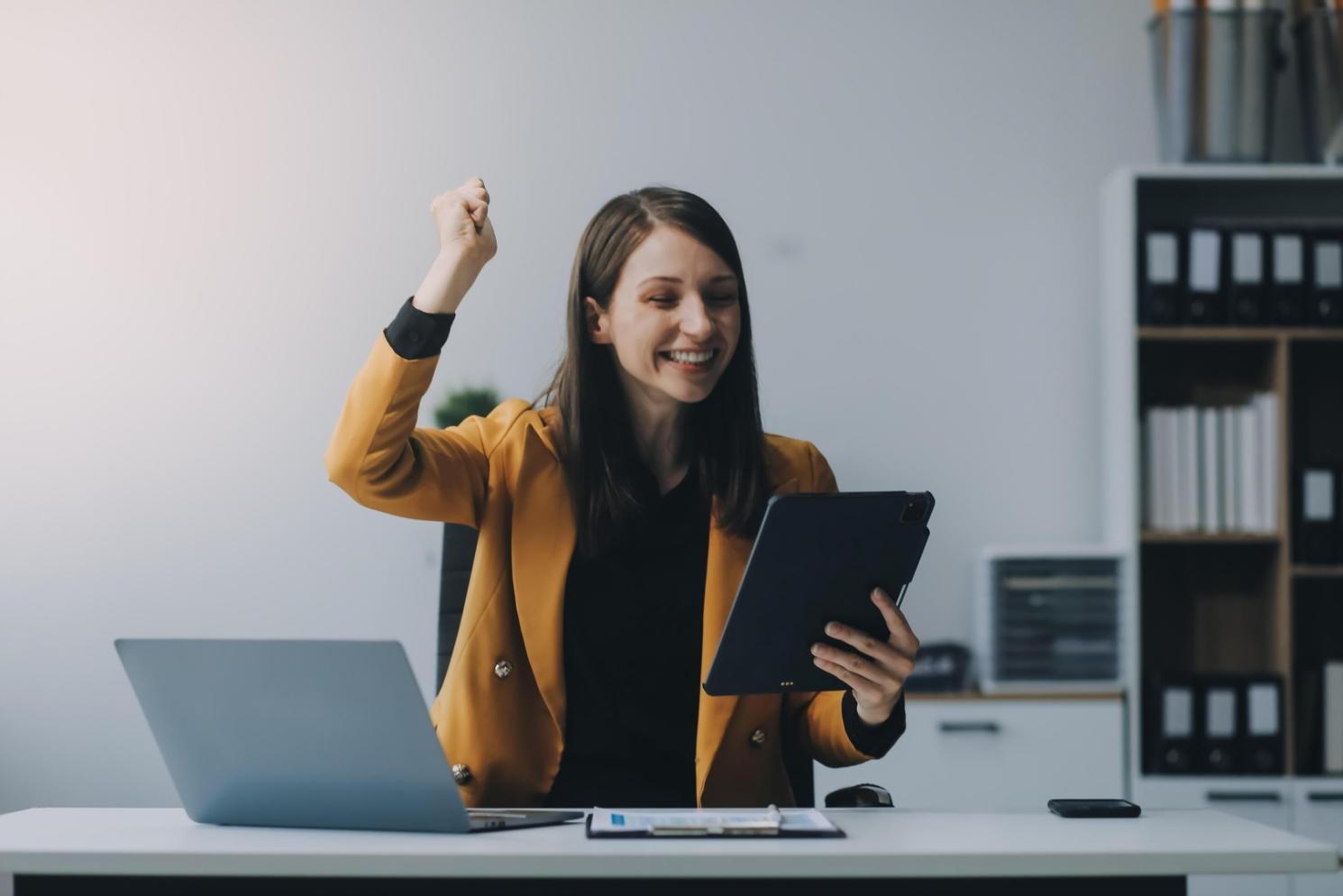 Espace de coworking moderne avec postes de travail équipés