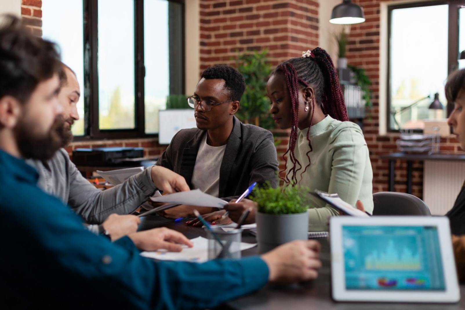 Environnement d'apprentissage moderne avec équipements technologiques